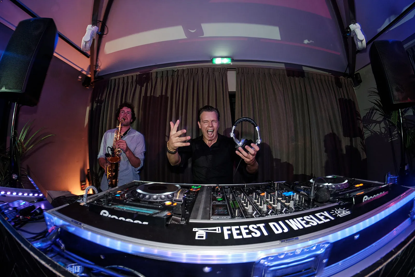 DJ Carlo en saxofonist trouwerij Finley Loosdrecht, feestgeluiden op Kasteel Sypesteyn, bruiloft dancefeest