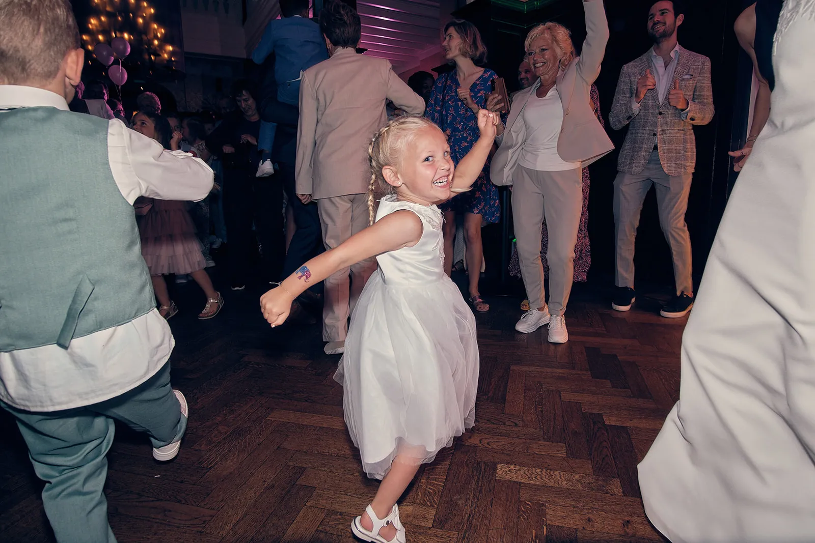 Blij bruidskind danst op trouwfeest Kasteel De Hooge Vuursche, gezellige bruiloftreportage met gasten