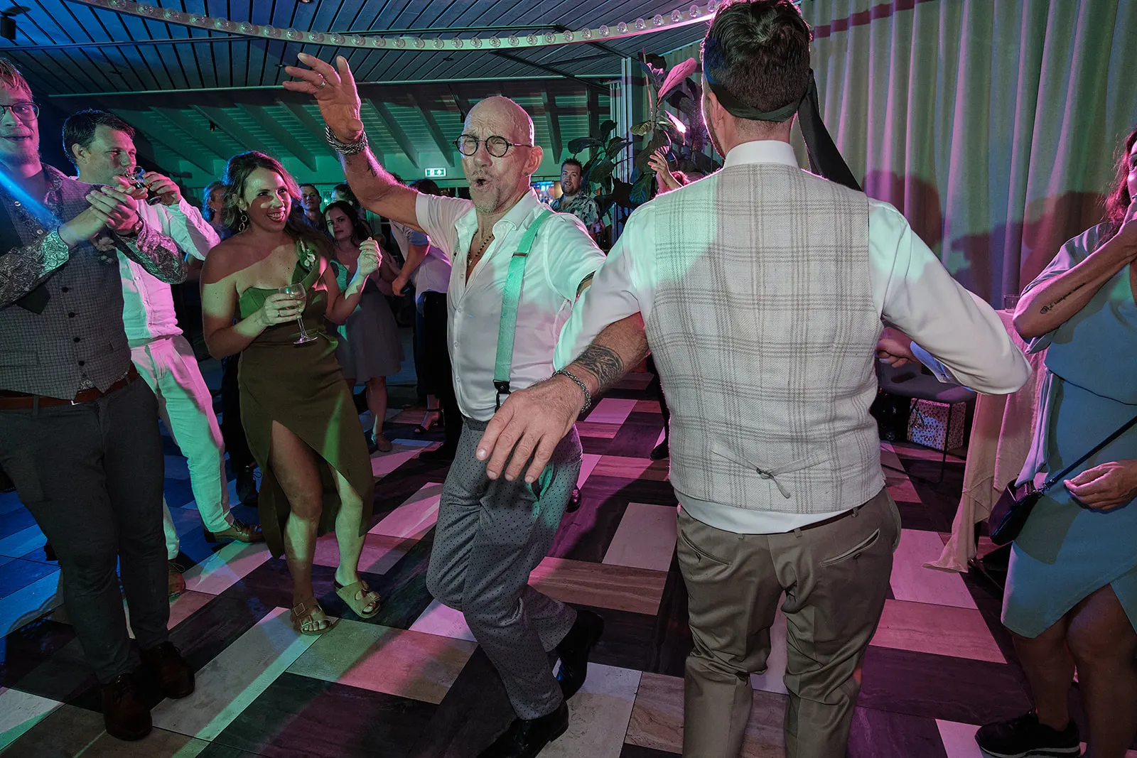 Bruidspaar Milou en Theron danst vrolijk met gasten op trouwfeest Kamerik Woerden, feestelijke trouwreportage