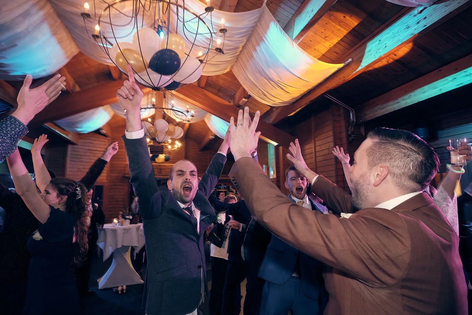 Bruidspaar Jeroen en Martijn vieren feest met gasten onder sfeervolle verlichting bij Fletcher Hotel Wipselberg