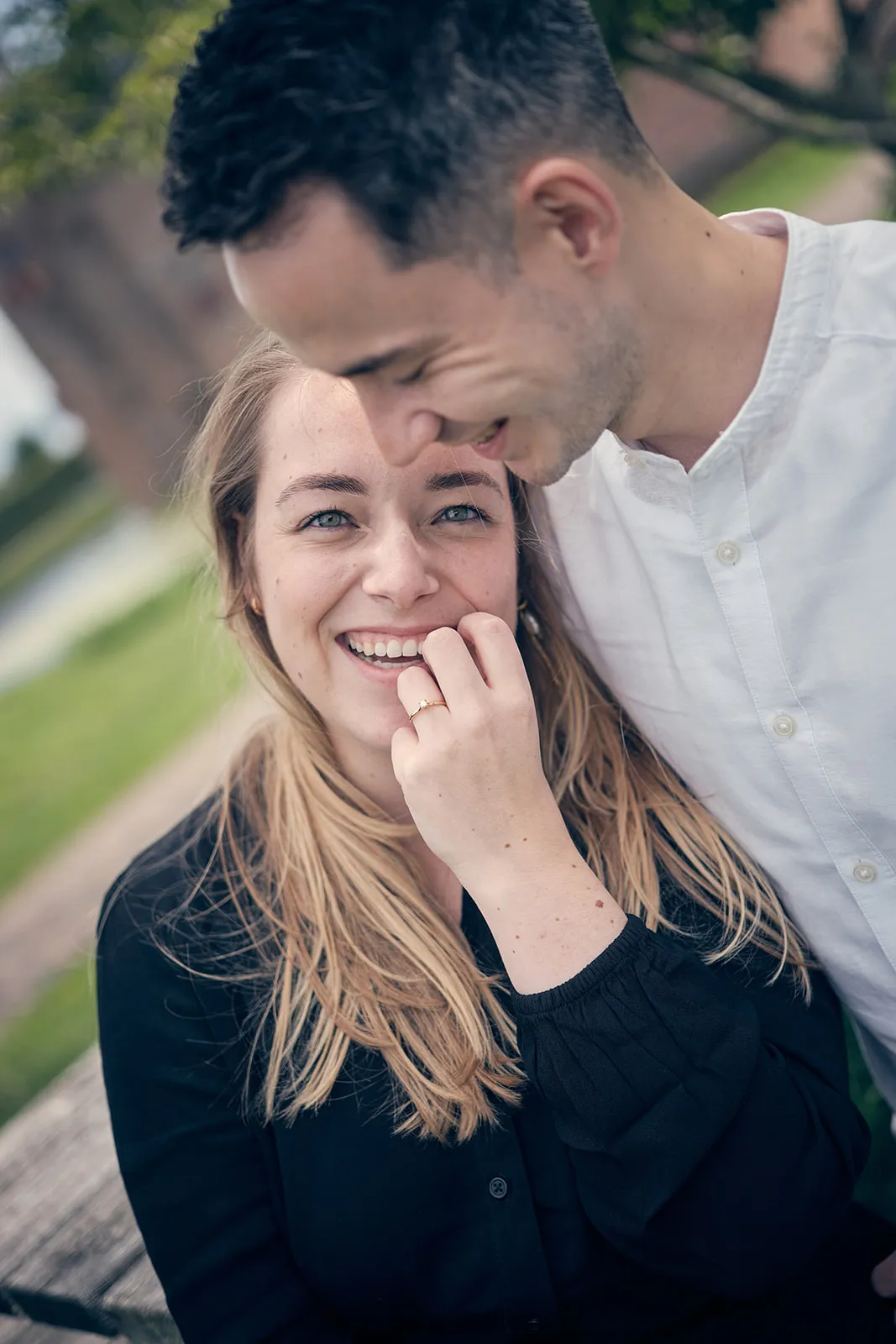 Huwelijksaanzoek Marinka en Wai Ho bij Muiderslot kasteel, bruidspaar toont trouwring, loveshoot