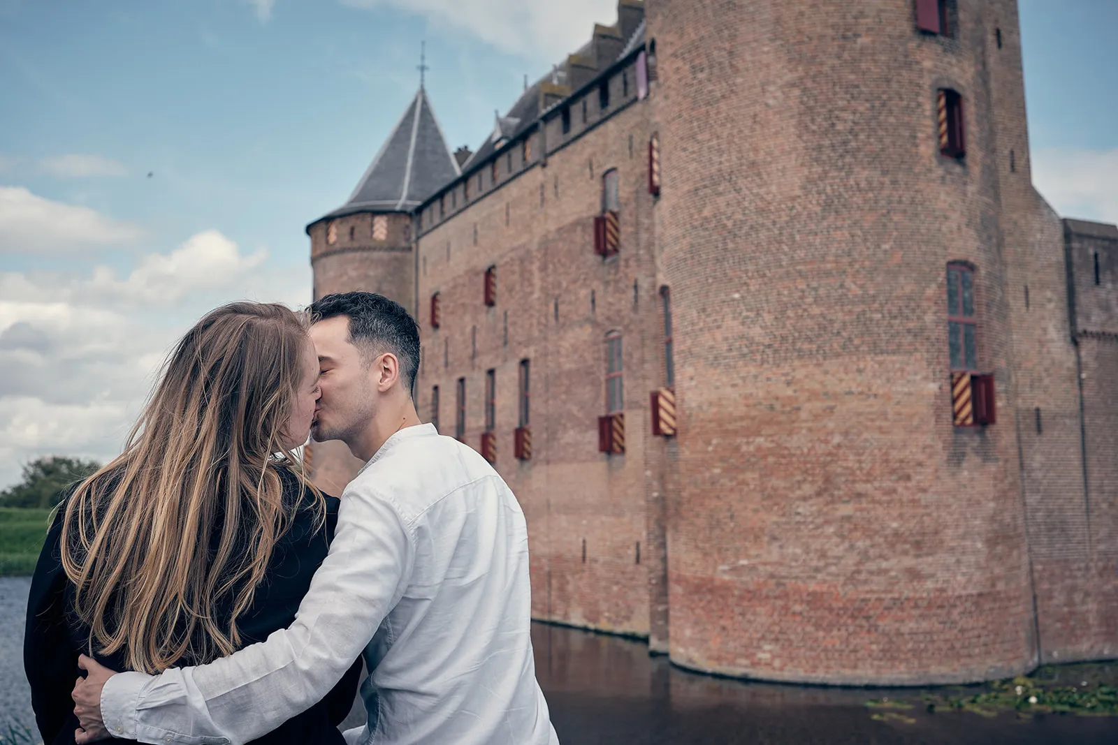 Bruidspaar Marinka en Wai Ho kust bij Muiderslot, romantische loveshoot kasteel Muiden