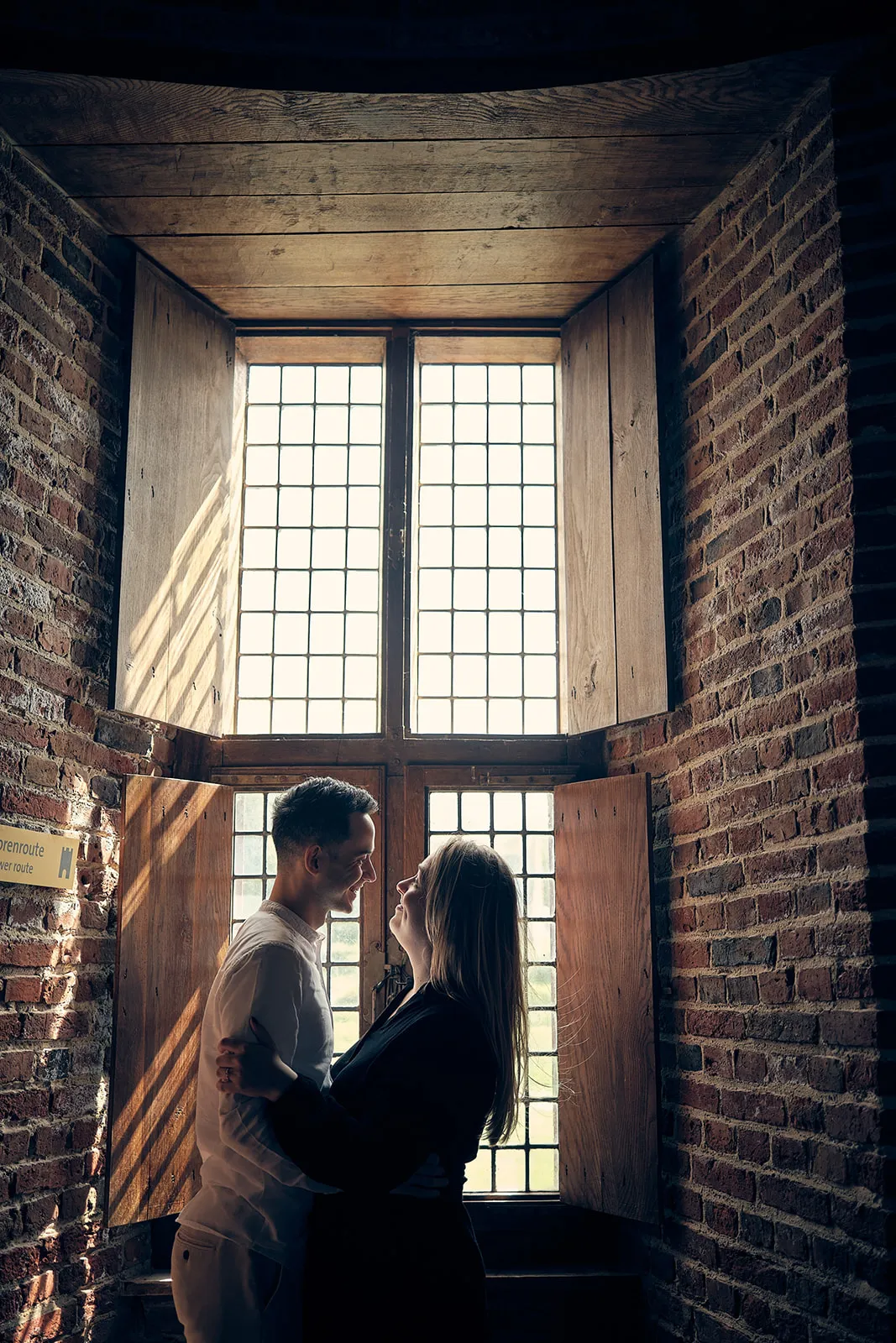 Bruidspaar Marinka en Wai Ho bij Muiderslot, intiem moment in kasteel, loveshoot trouwreportage