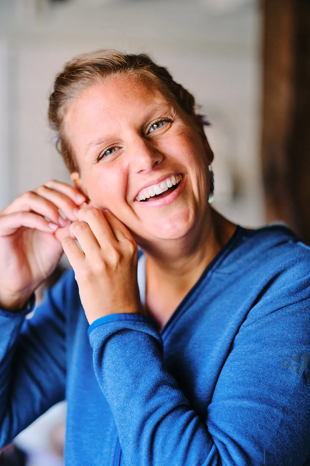 Bruid Esther lacht voluit tijdens trouwreportage bij Hoeve Sparredam Hoevelaken