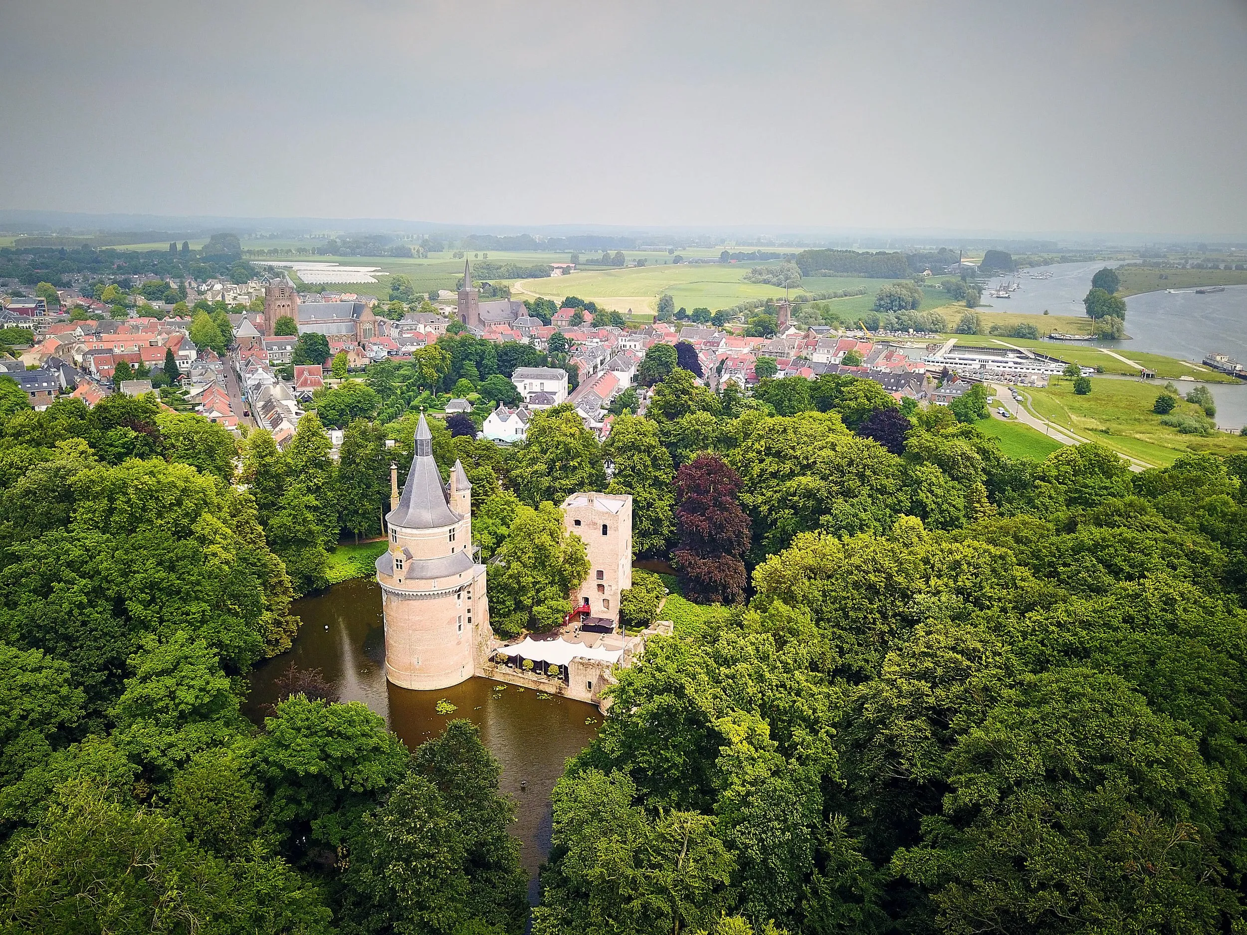 Luchtfoto van Kasteel Duurstede met het historische kasteel aan de rivier, omgeven door weelderig groen en het pittoreske sta