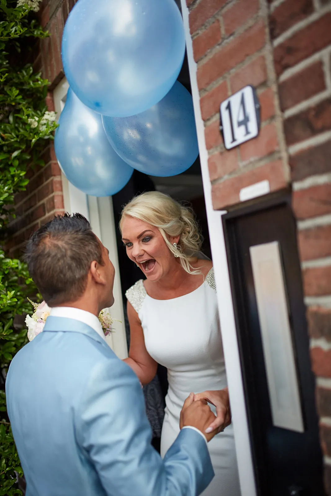 Bruidspaar Bas en Jooske ontmoeten elkaar bij Witte Huis Loosdrecht, blije bruid in witte jurk