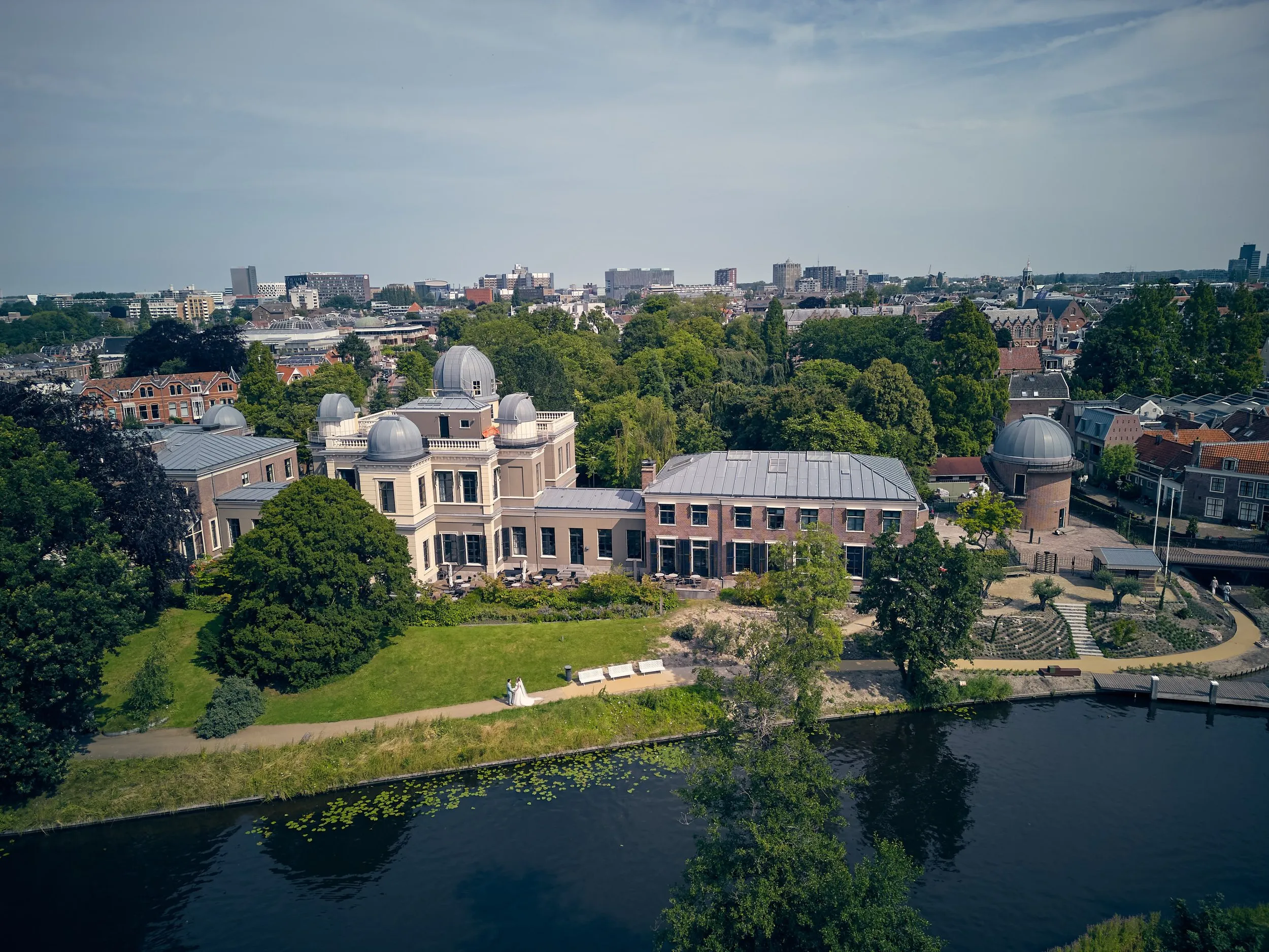 Luchtfoto van het bruidspaar Julia en Rens bij 't Wapen van Zoetermeer aan het water