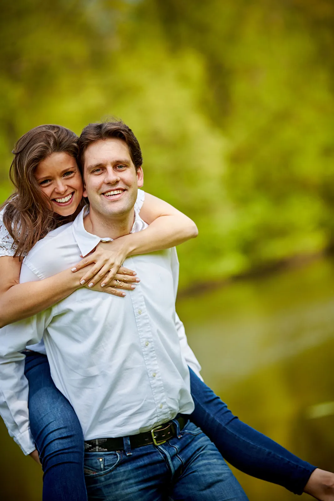 Gelukkig bruidspaar speelt in het groene Westerpark te Zoetermeer, loveshoot trouwfotografie