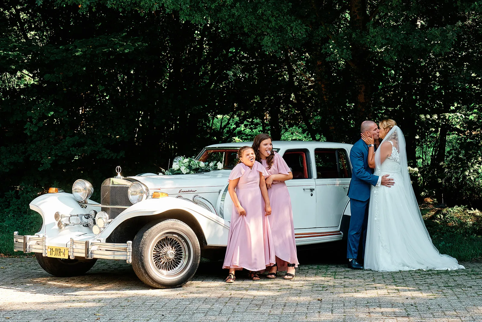 Bruidspaar Gerco en Babette met gasten bij vintage Hudson auto, bruiloft Hofstede Meerzigt Zoetermeer, trouwreportage - Trouw