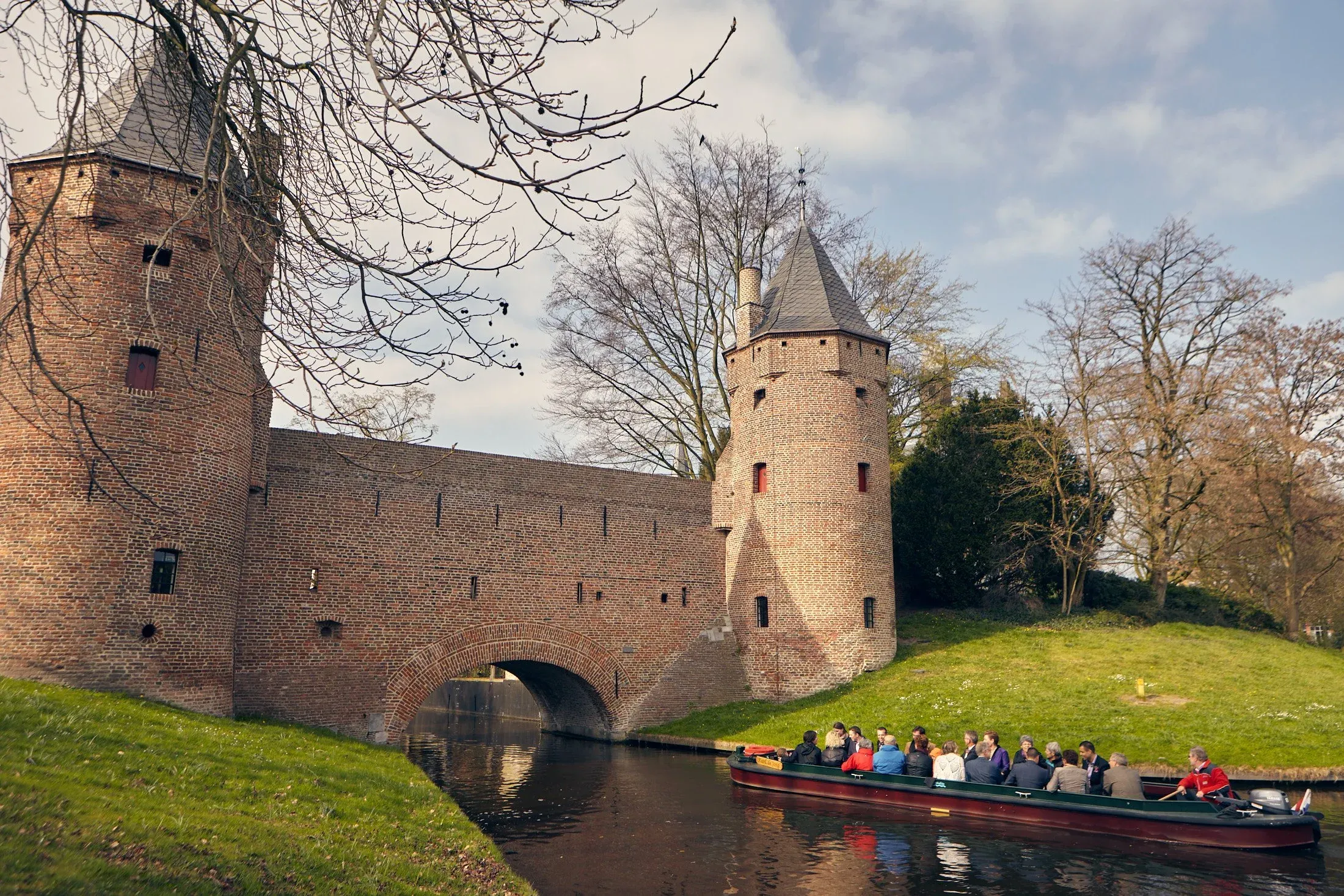 De Monnikendam met zijn twee torens, met de rondvaartboot van de bruiloft van Carolien en Jelle op de gracht