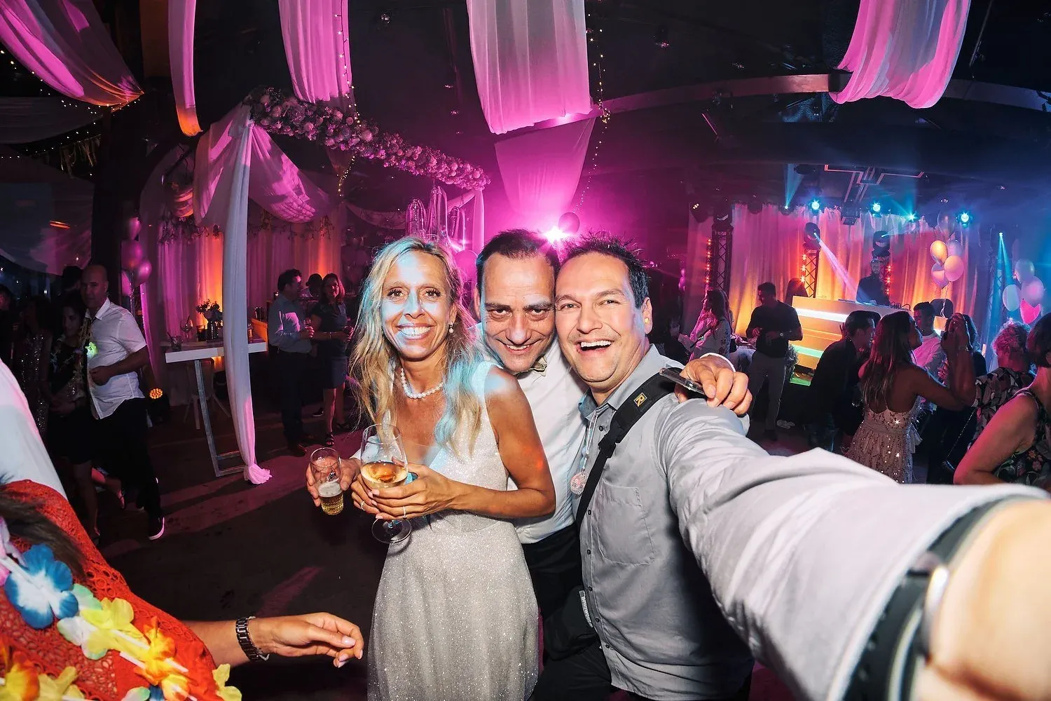 Stefan maakt een selfie met het bruidspaar op het feest