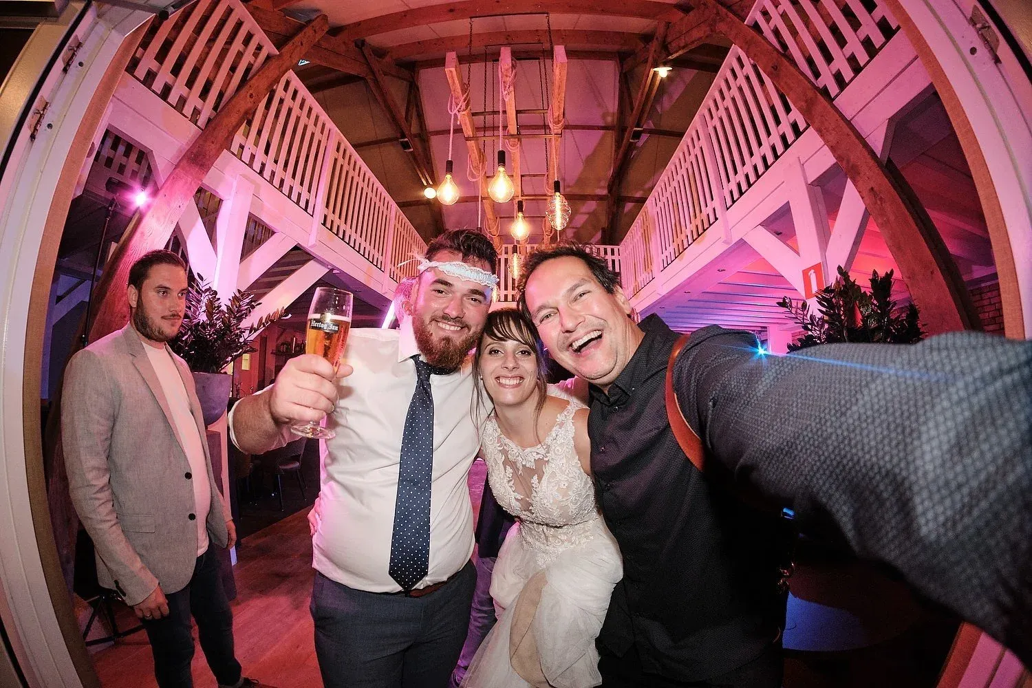 Stefan maakt een selfie met het bruidspaar op het feest
