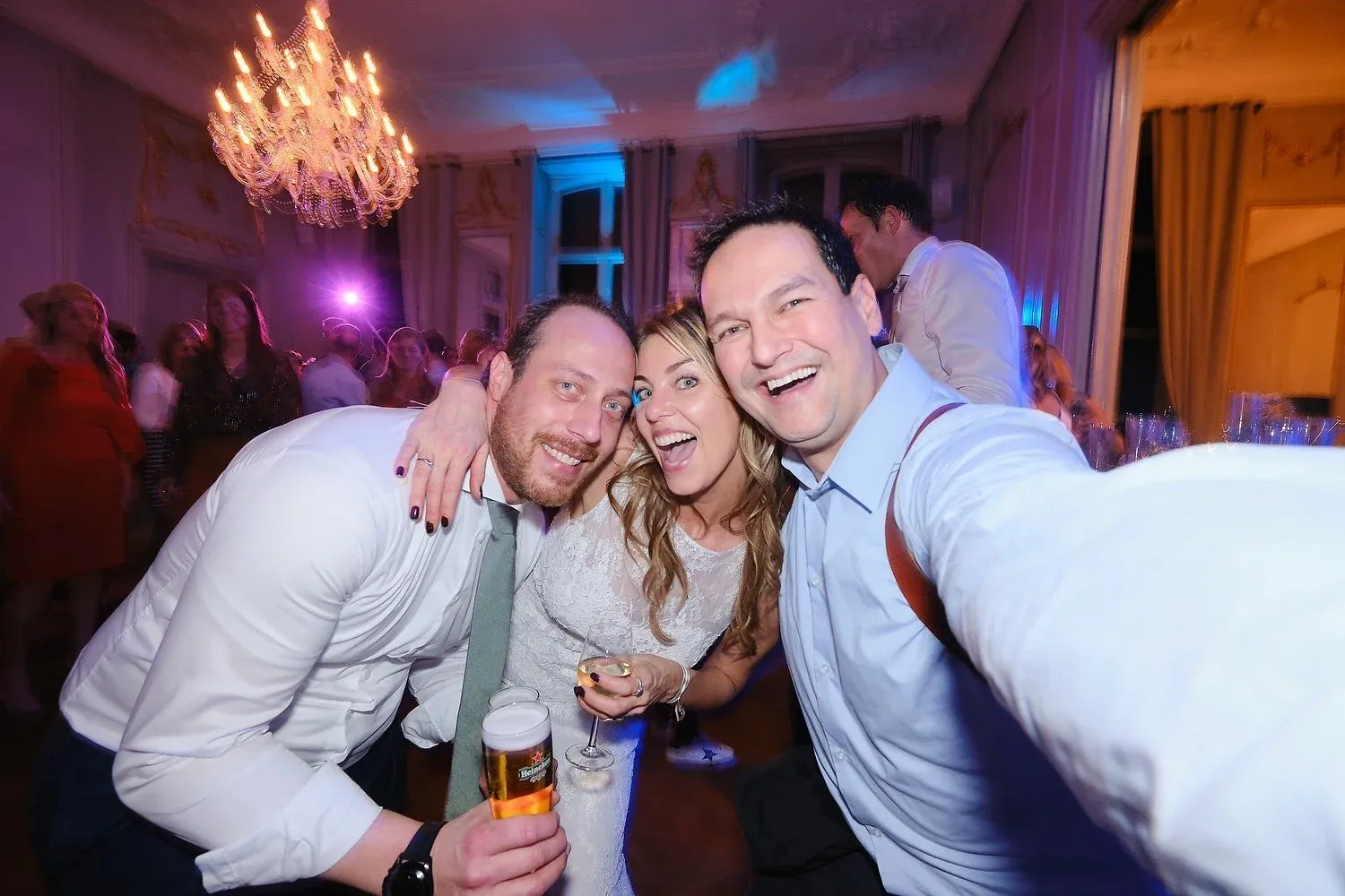 Stefan maakt een selfie met het bruidspaar op het feest