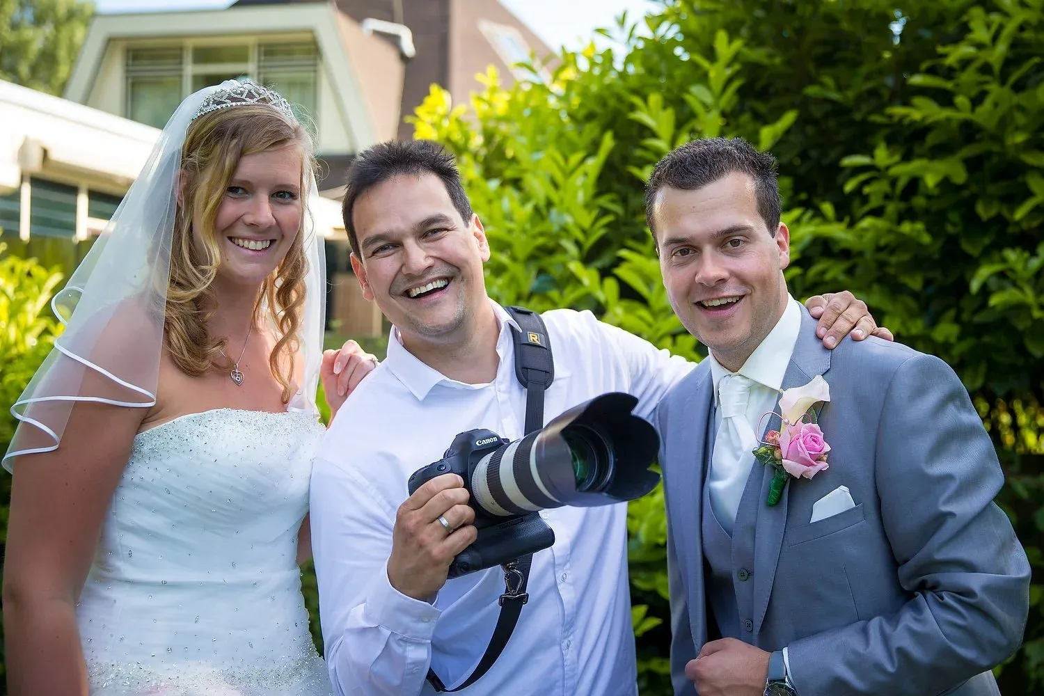 Stefan maakt een selfie met het bruidspaar op het feest