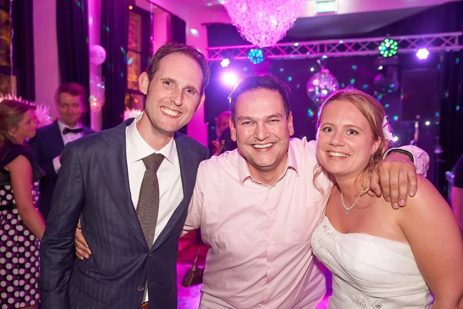 Stefan maakt een selfie met het bruidspaar op het feest