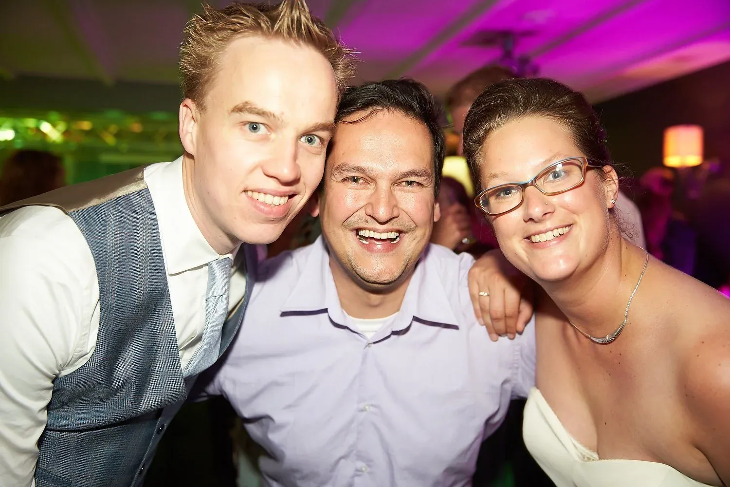 Stefan maakt een selfie met het bruidspaar op het feest