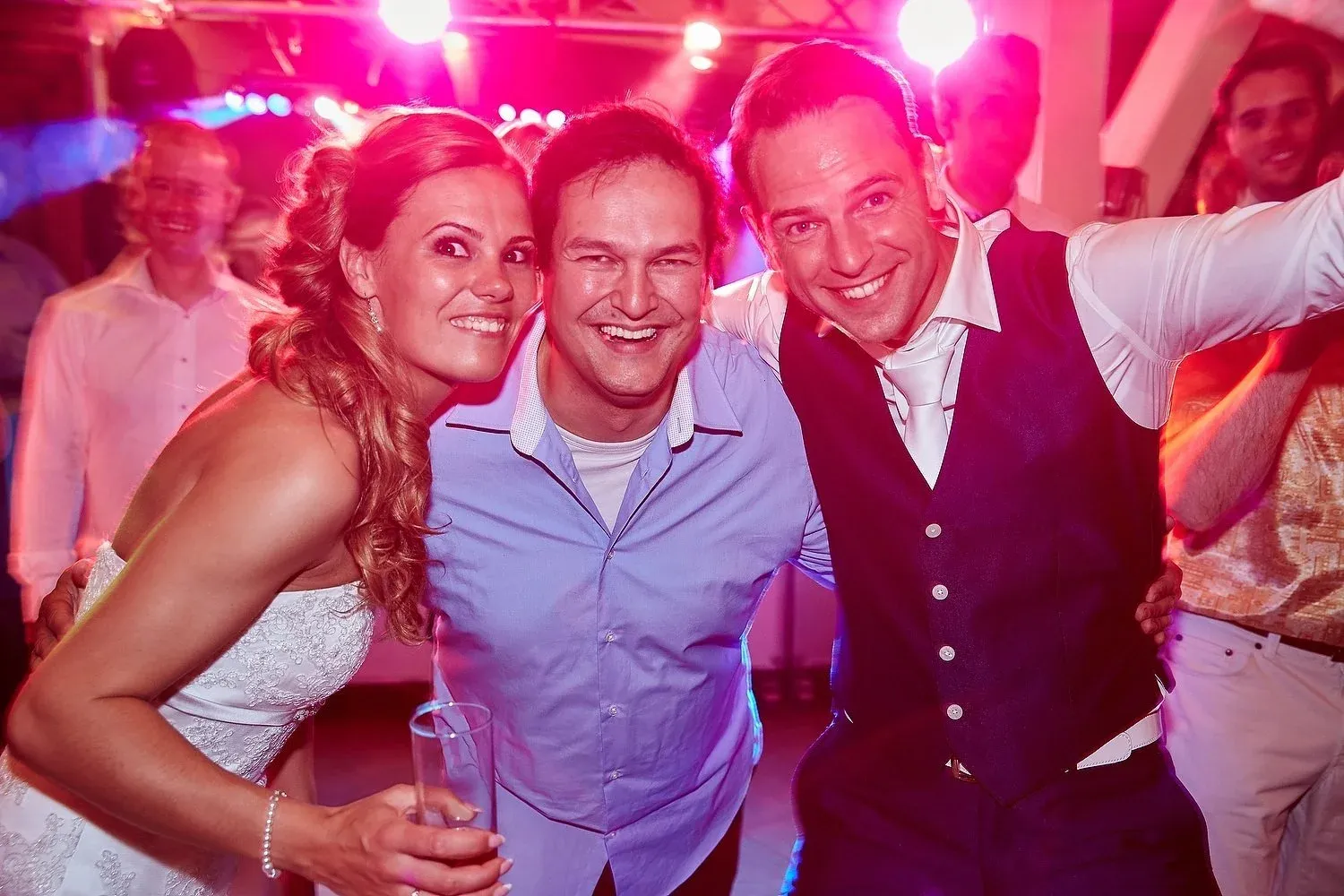 Stefan maakt een selfie met het bruidspaar op het feest