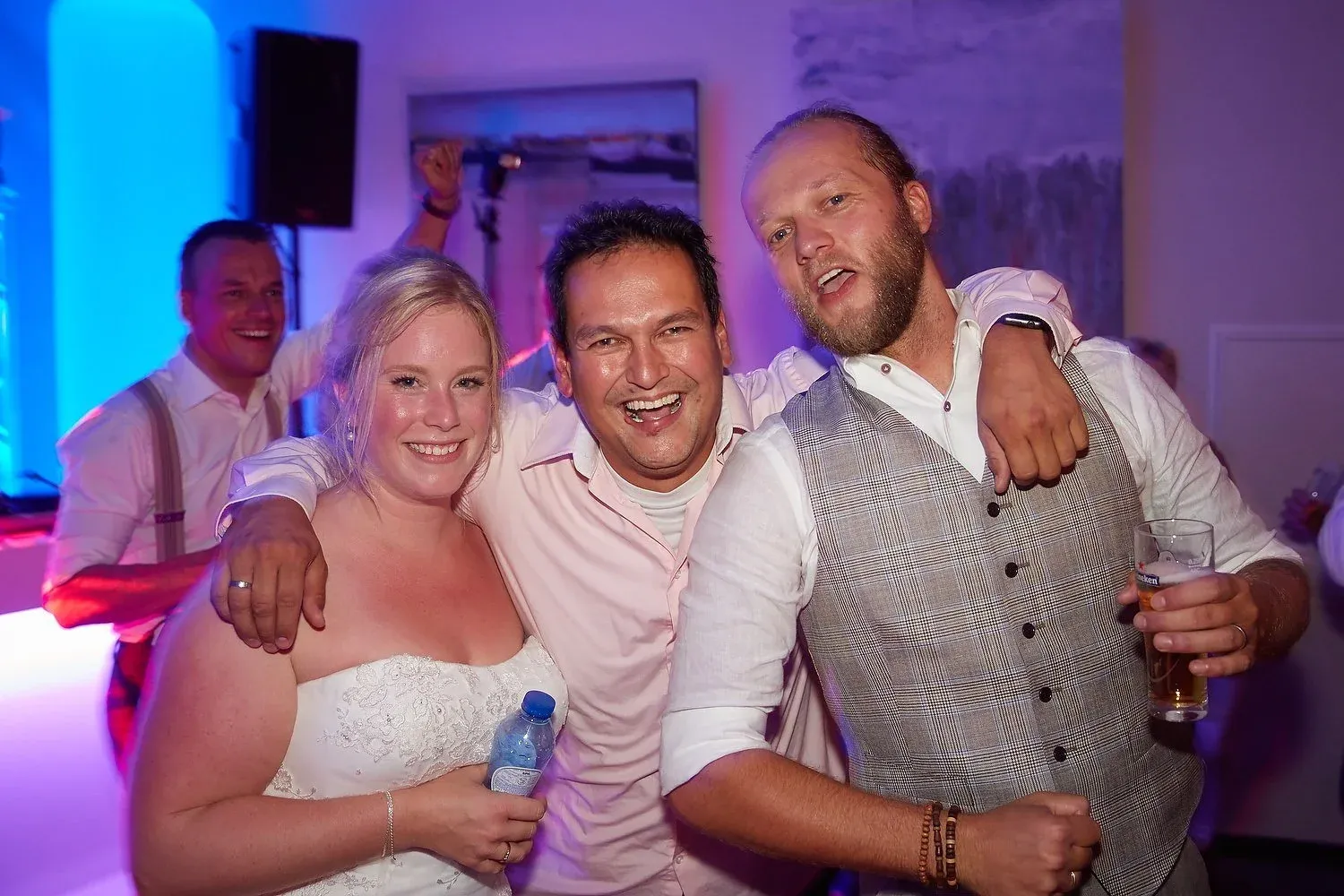 Stefan maakt een selfie met het bruidspaar op het feest
