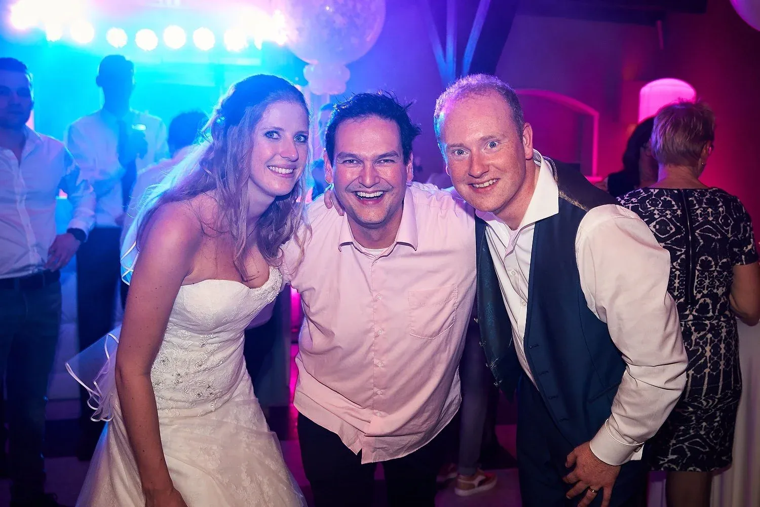 Stefan maakt een selfie met het bruidspaar op het feest