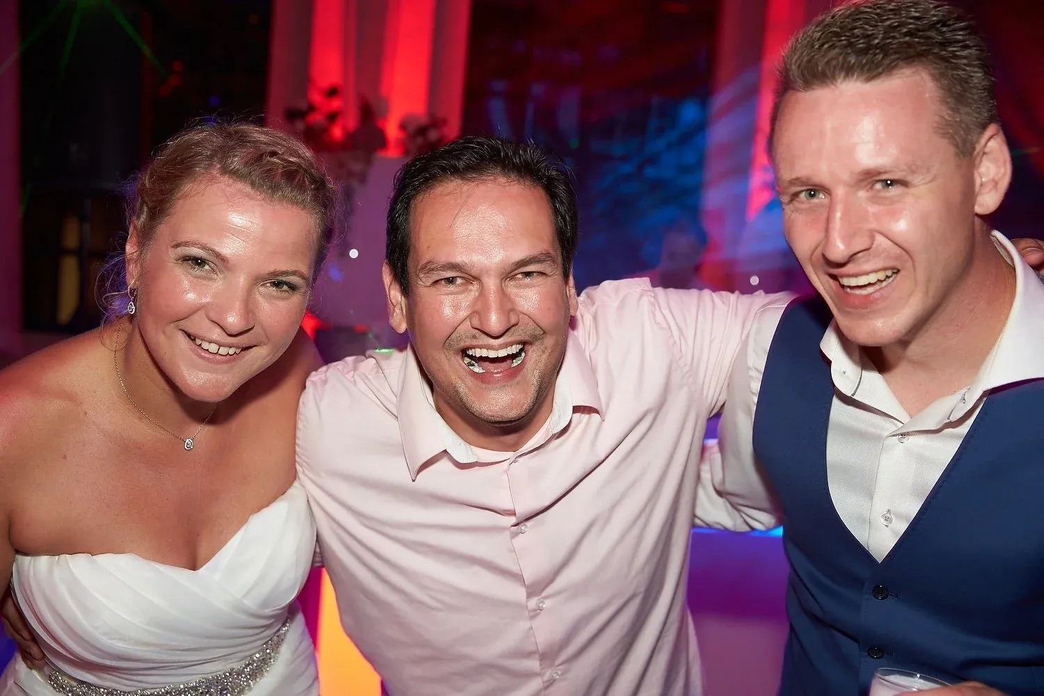 Stefan maakt een selfie met het bruidspaar op het feest