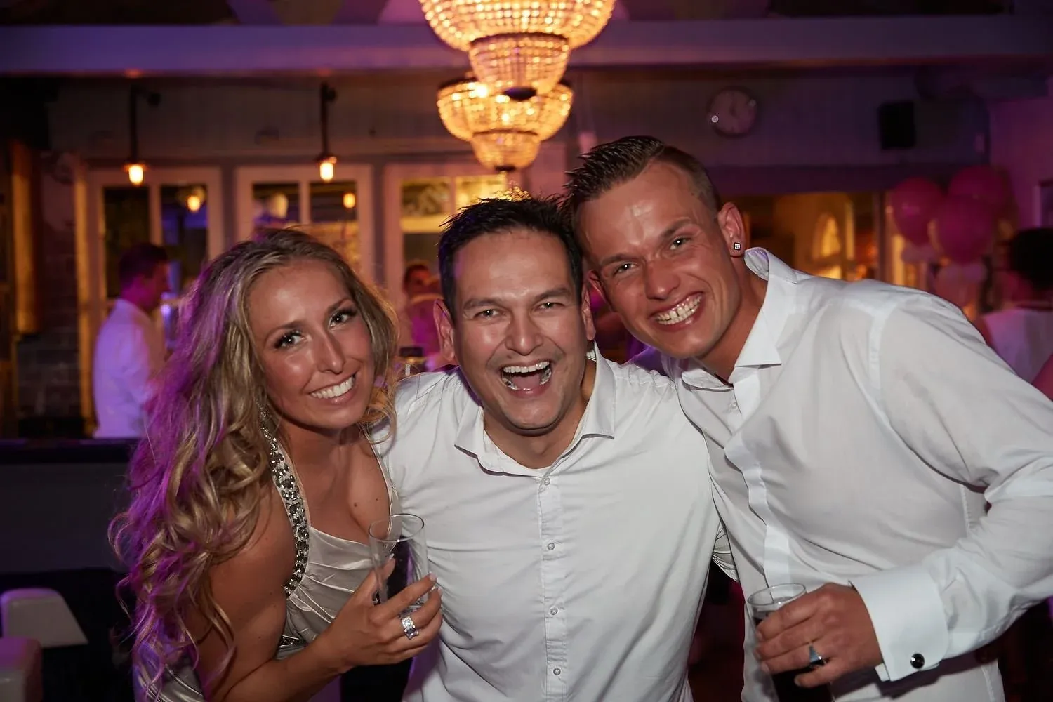 Stefan maakt een selfie met het bruidspaar op het feest