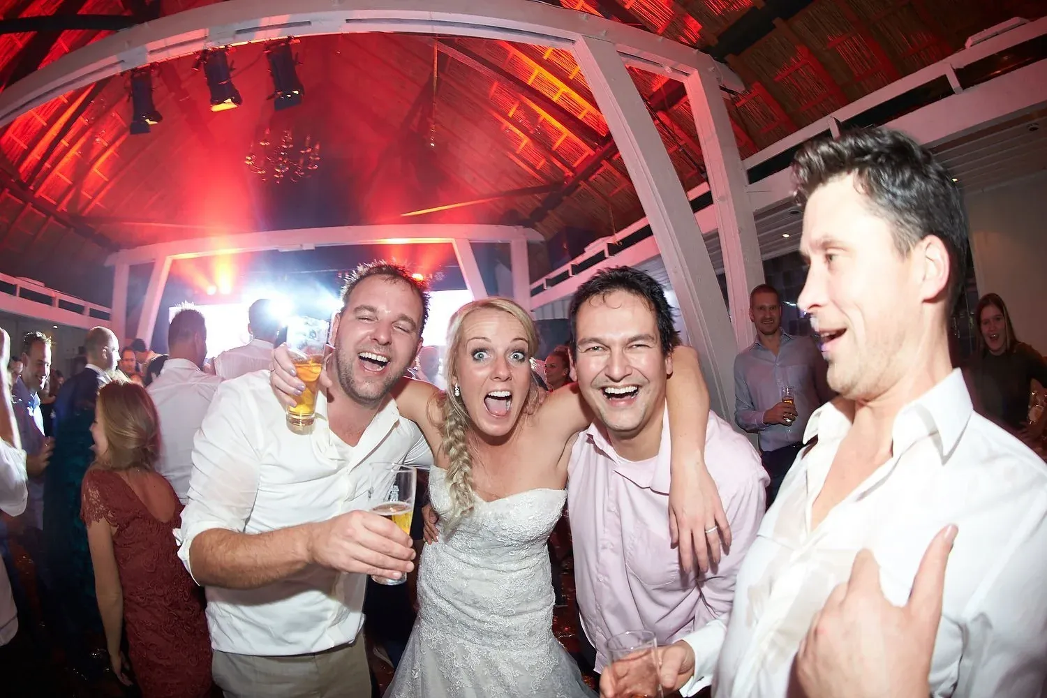 Stefan maakt een selfie met het bruidspaar op het feest