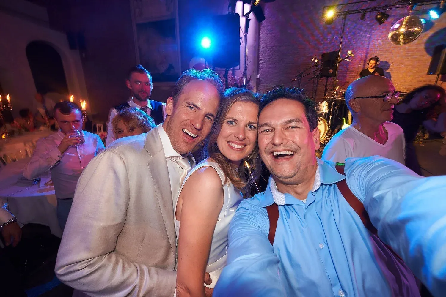 Stefan maakt een selfie met het bruidspaar op het feest