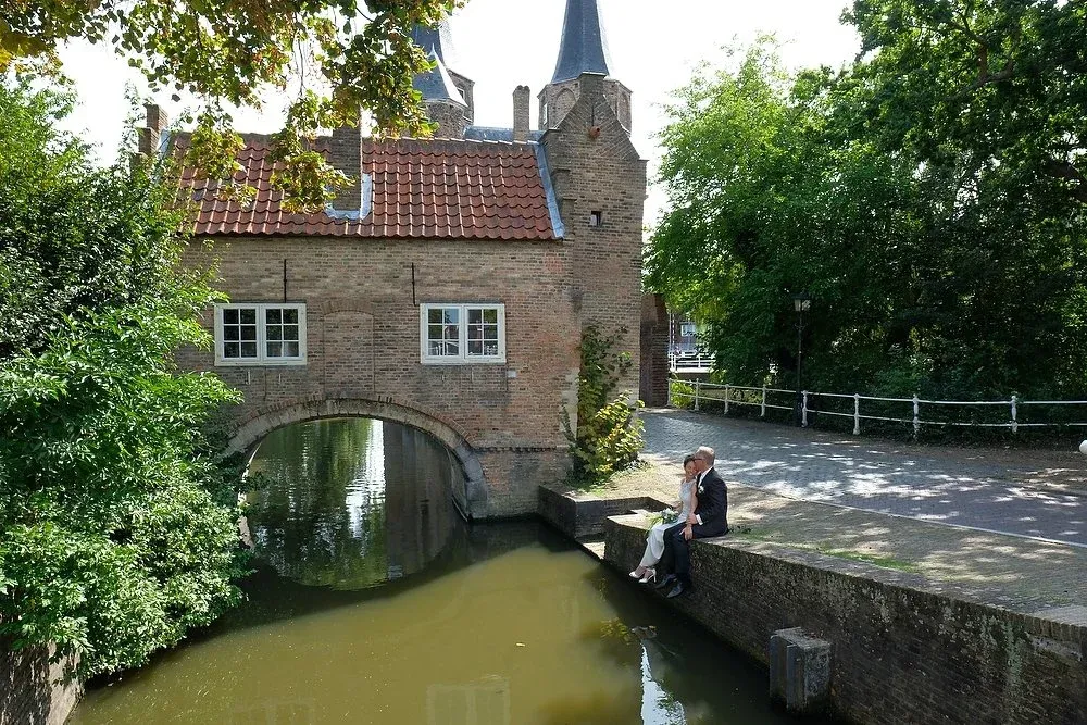 Bruidspaar aan het water bij de Oostpoort in Delft