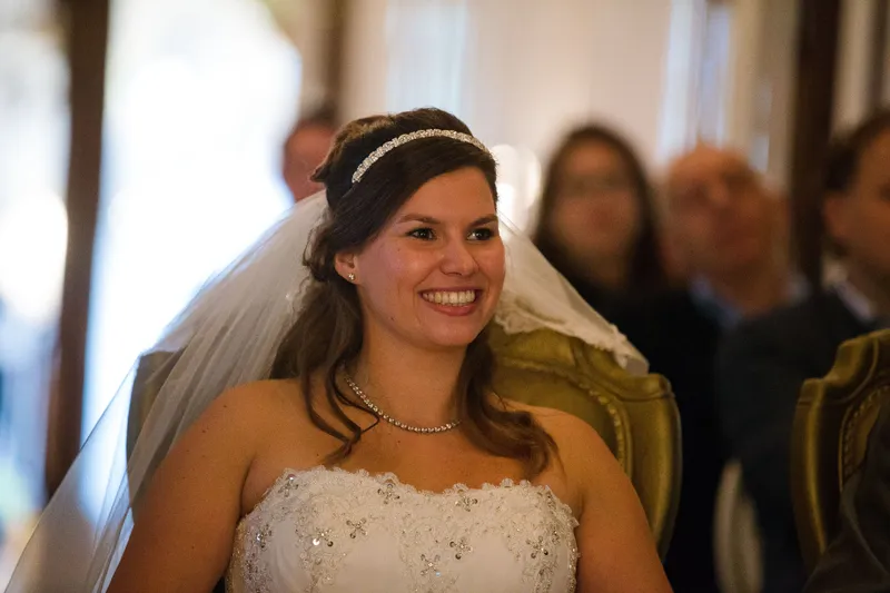 Annika lacht tijdens de ceremonie