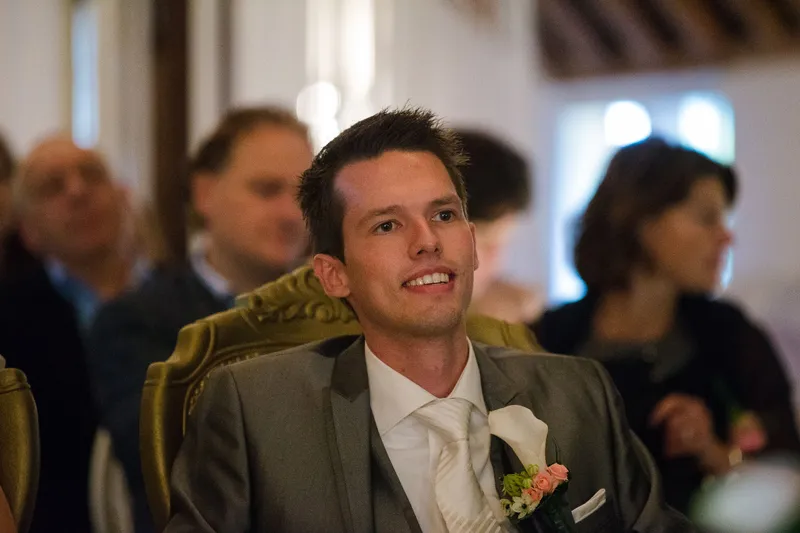 Mark lacht tijdens de ceremonie