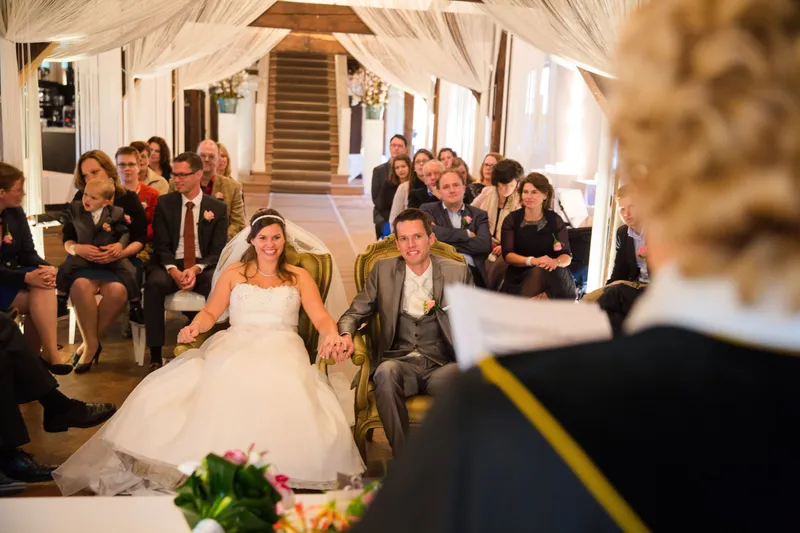 De trouwambtenaar aan het woord, Mark en Annika vooraan