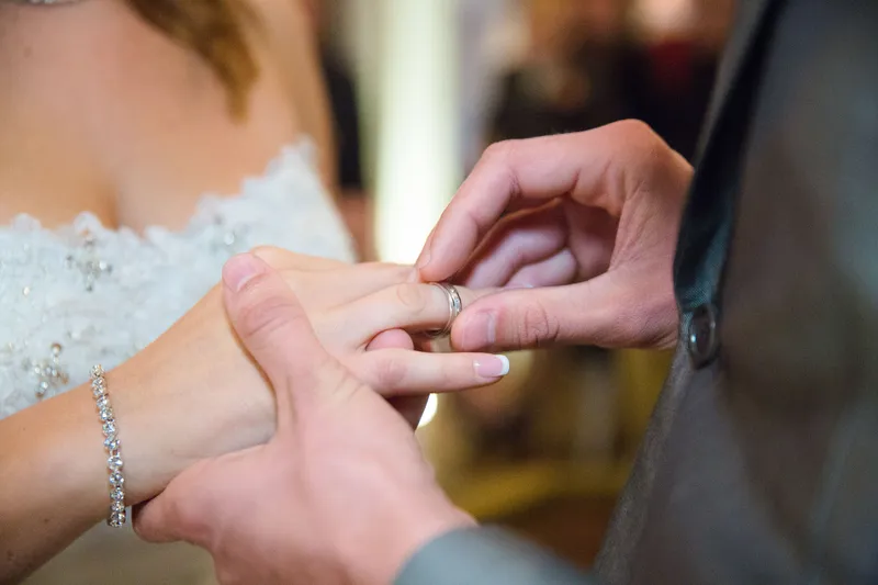 De ring wordt omgedaan, close-up