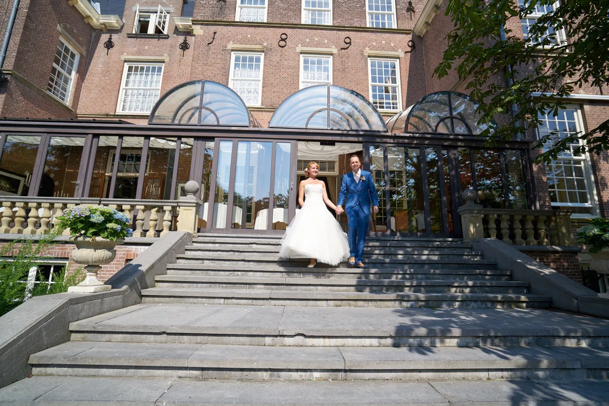 Herman en Margherita lopen de trap af voor het kasteel
