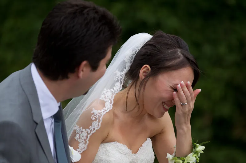 Ivan en Roza lachen bij de muur