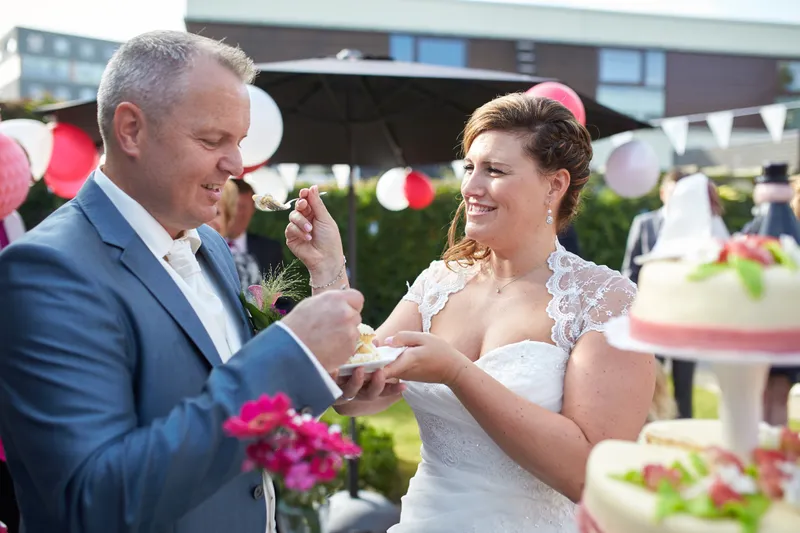 Eric voert Jessica een hapje taart