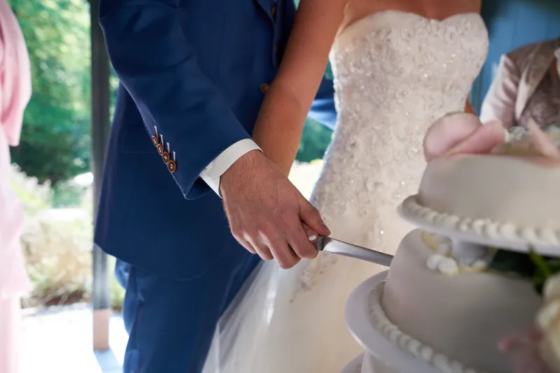 Herman en Margherita snijden de taart aan