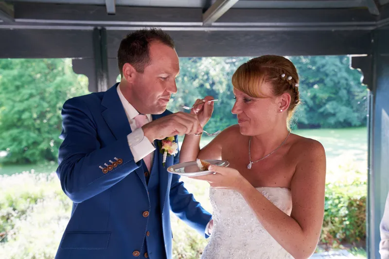 Herman en Margherita voeren elkaar taart