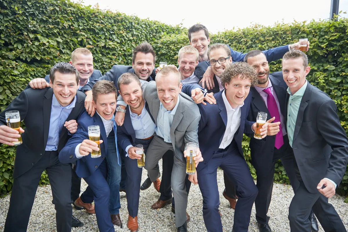 De mannen proosten met champagne