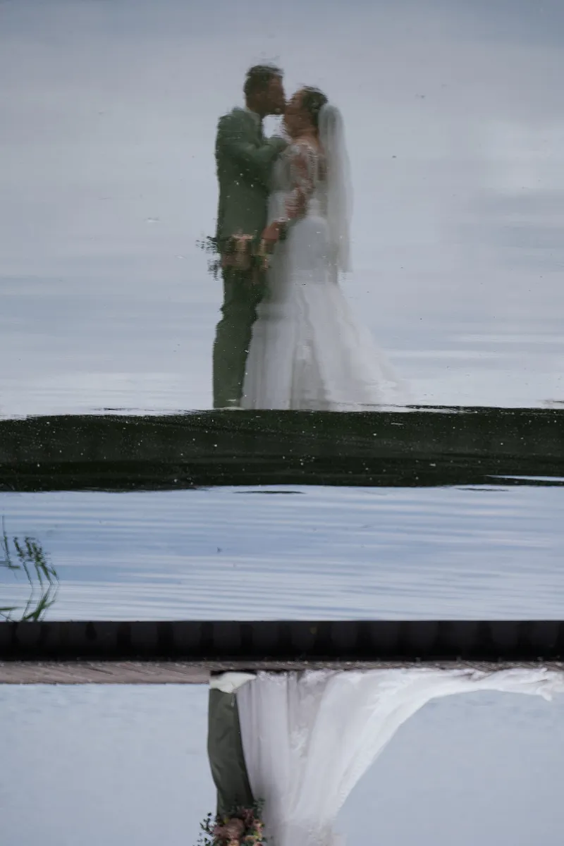 Liëla en Jeffrey weerspiegeld in het water