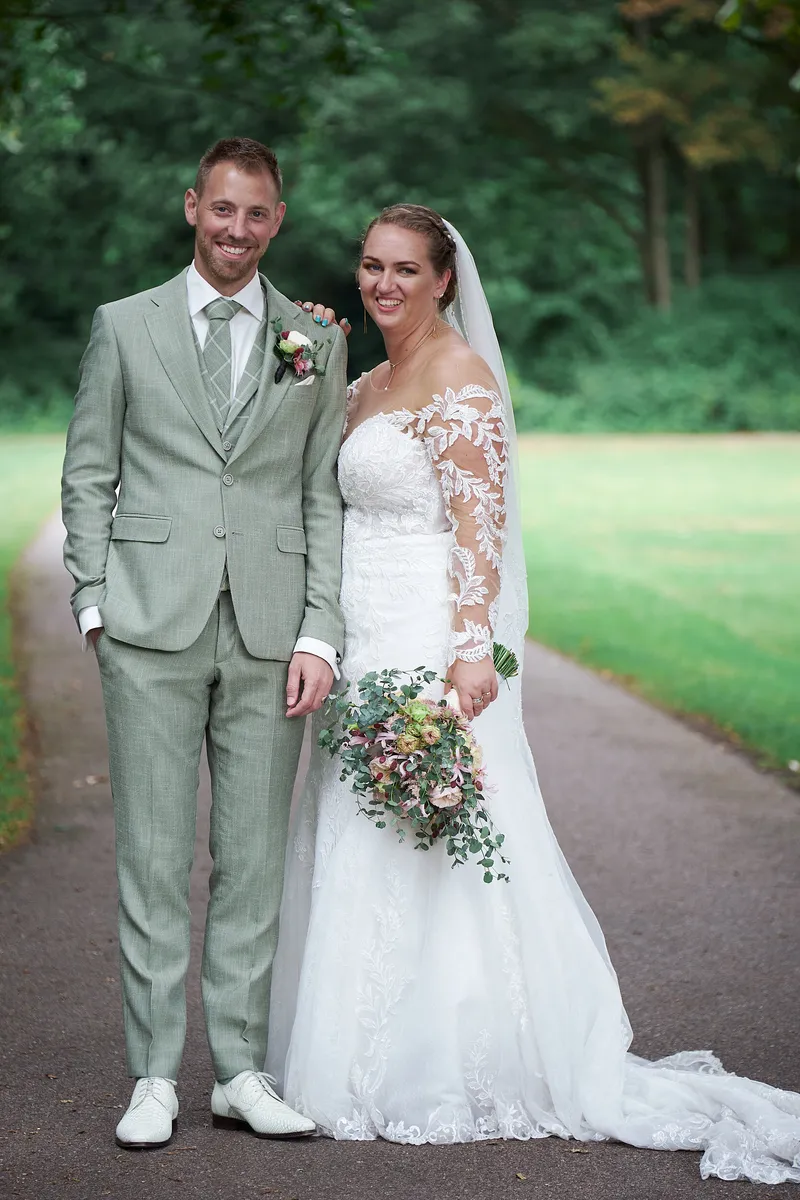 Liëla en Jeffrey samen op een pad in het Twiske