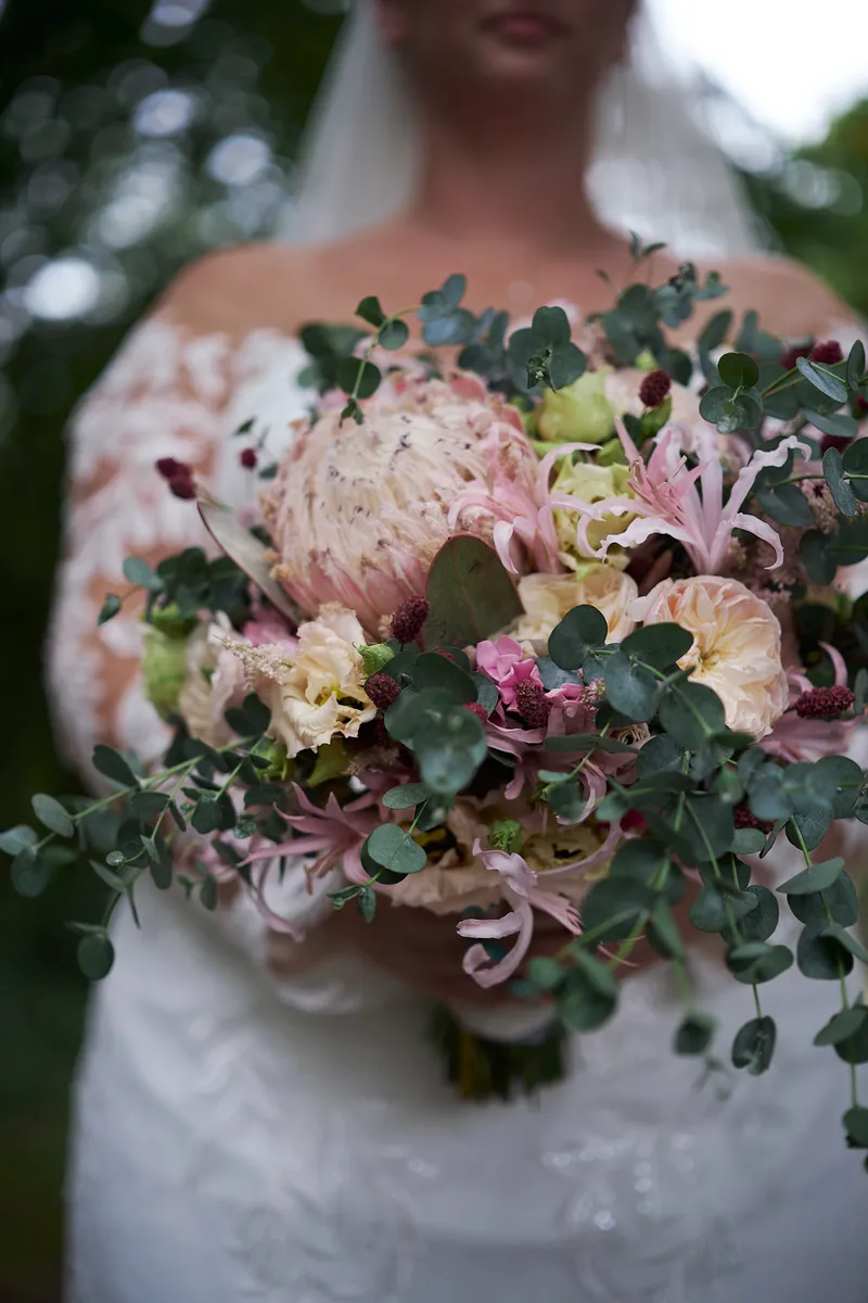 Het boeket met roze bloemen en eucalyptus