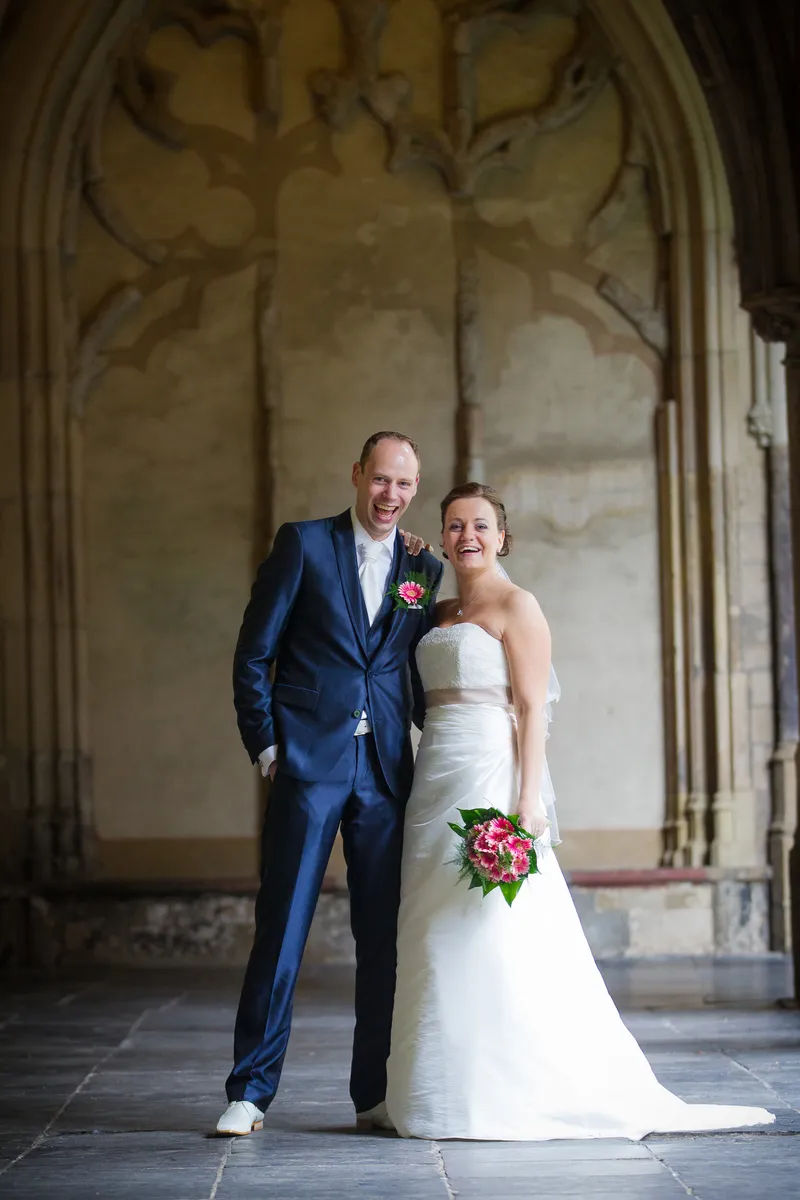 Tessa en Wessel staan in een stenen boog