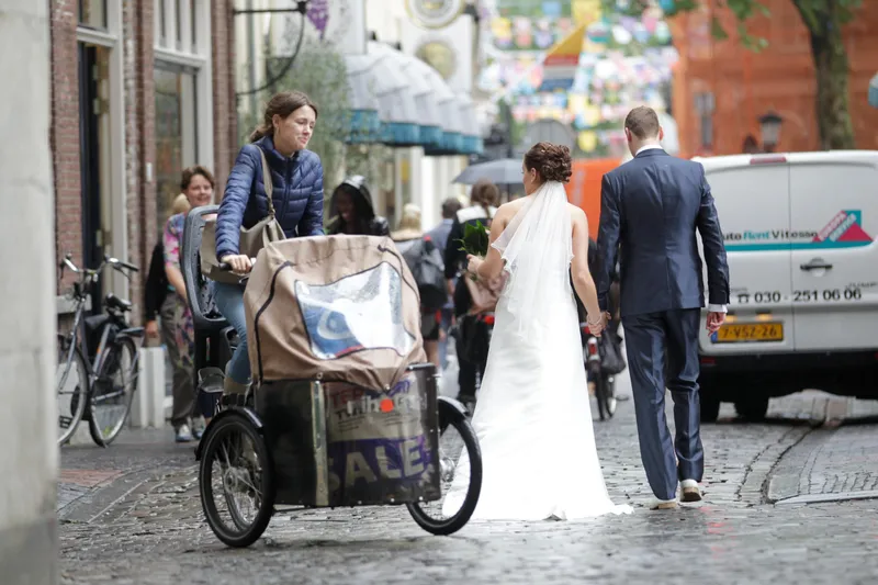 Tessa en Wessel in een bakfiets door de straat