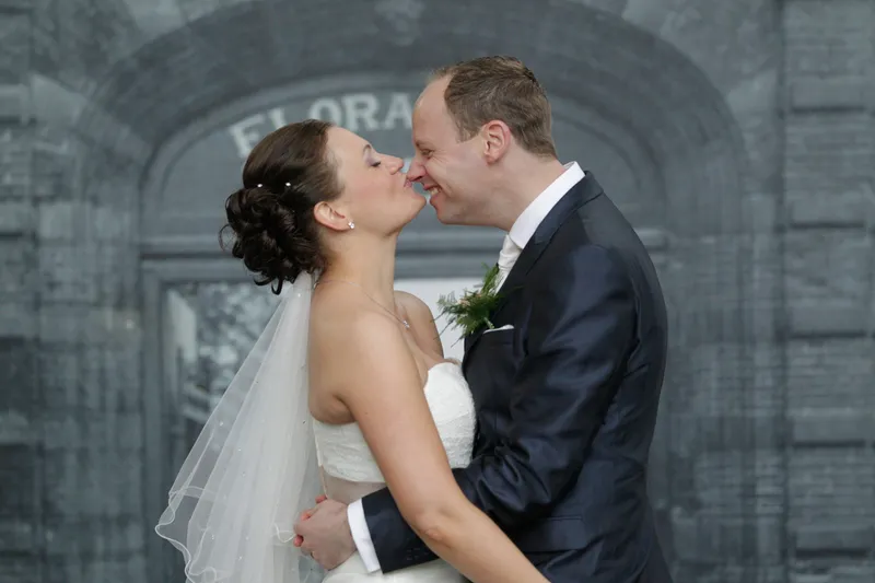 Tessa en Wessel kussen voor een donkere gevel