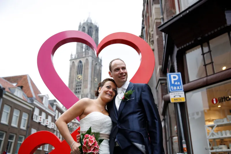 Tessa en Wessel in een groot rood hart, met de Domtoren op de achtergrond