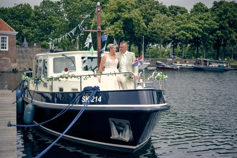 Marco en Tamara op de boot met de bloemenslinger