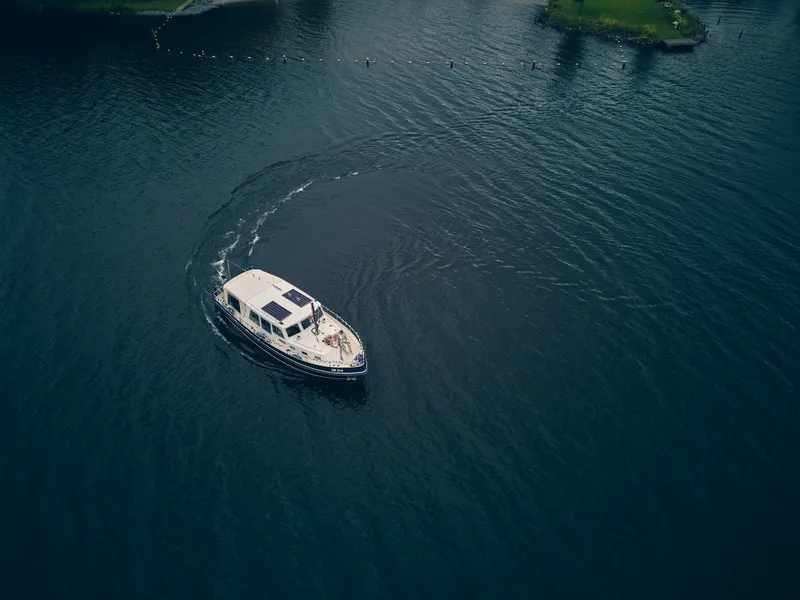 De boot met Marco en Tamara op het Brielse Meer, van bovenaf met de drone