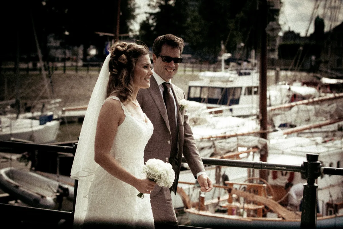 Debora en Joris tussen de boten in de Veerhaven