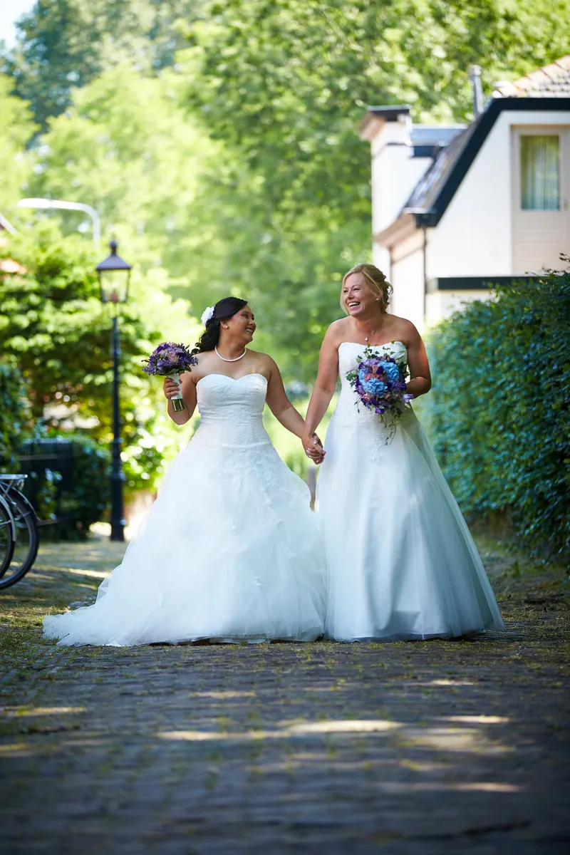 Prunella en Cora lopen hand in hand door een straatje in Oud-Velsen