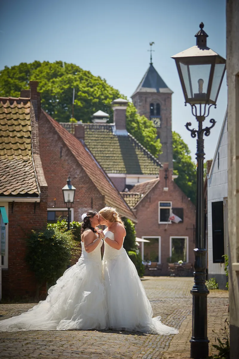Prunella en Cora bij de kerk van Oud-Velsen, naast een lantaarnpaal